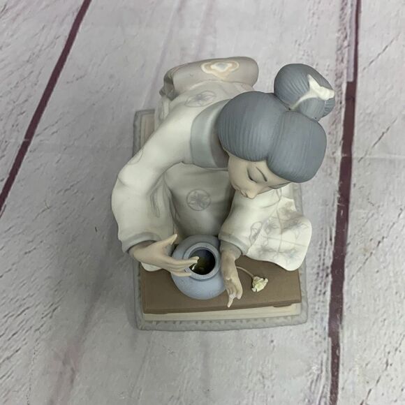 VTG Lladro Geisha Girl Arranging Flowers #4840 Matte Porcelain Figurine 7.75 - Picture 6 of 13